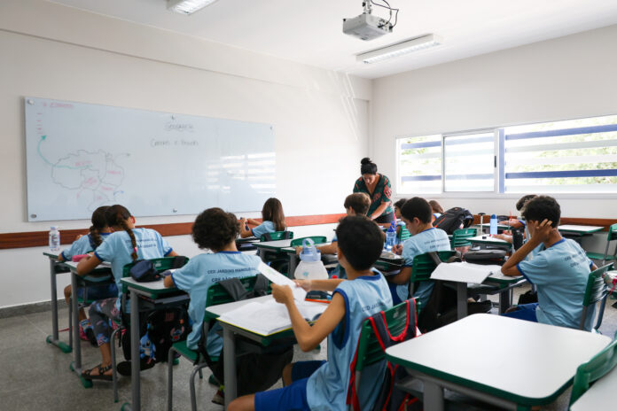 Secretaria de Educação institui Programa Escola para as Adolescências